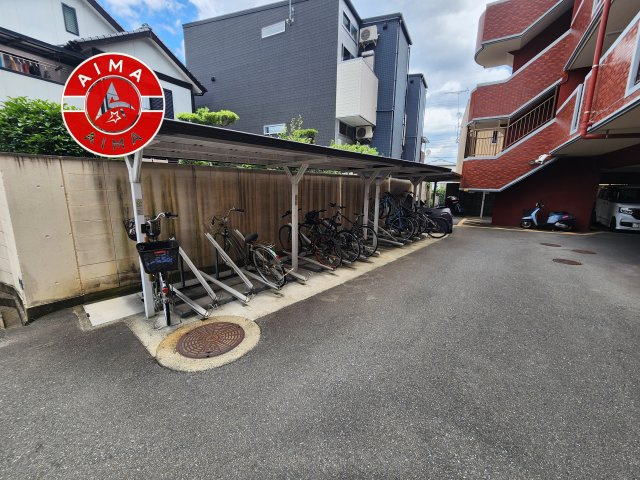 ロマネスク井尻第3の駐輪場|屋根付きの駐輪場なので雨の日でも安心です。