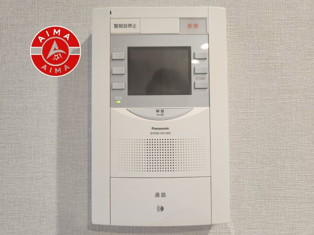 ロマネスク井尻第3のセキュリティ|玄関を開ける前に、室内のモニターで来訪者の顔と姿をしっかりと確認できるTVモニター付きインターホンを完備。