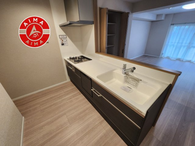 ロマネスク井尻第3のキッチン|ダイニングテーブルへの配膳がラクラク、お料理はかどるカウンター付きシステムキッチン！