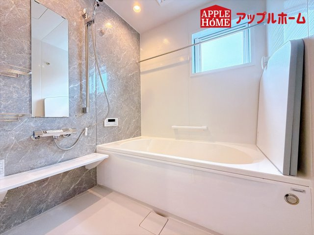 [新築住宅] 深谷市岡里 第2期 全1棟の浴室|窓付きのバスルームは、採光もあり明るく気持ちの良い空間です。窓があることで、換気環境も良好。掃除もスムーズに出来ます