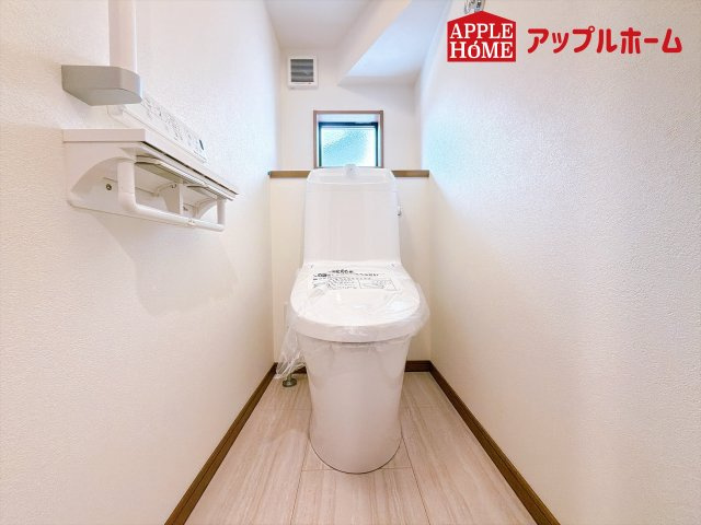 [新築住宅] 深谷市岡里 第2期 全1棟のトイレ|白を基調とした清潔感のある明るい空間。温水洗浄便座付きで、毎日快適・清潔に使用できます。操作しやすい壁面リモコンを採用しています。