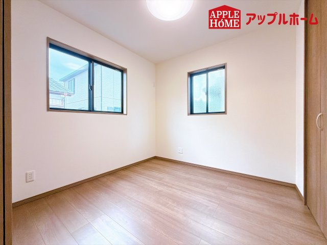 [新築住宅] 深谷市岡里 第2期 全1棟の洋室|広々とした居住空間は日々の暮らしを彩り、心のやすらぎと満足感を与えてくれます。通風と採光を考慮した設計は子供たちはのびのび育ち、家族でくつろぎと団らんを生み出します。