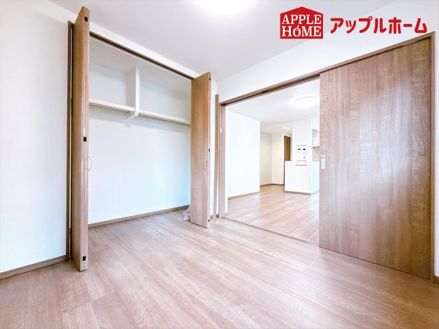[新築住宅] 深谷市岡里 第2期 全1棟の洋室|広々とした居住空間は日々の暮らしを彩り、心のやすらぎと満足感を与えてくれます。通風と採光を考慮した設計は子供たちはのびのび育ち、家族でくつろぎと団らんを生み出します。