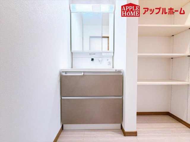 [新築住宅] 深谷市岡里 第2期 全1棟の独立洗面台|ゆとりの洗面スペースで朝の身支度も快適スムーズに。３面鏡で髪のセットやお化粧もストレスなくこなせ、朝から気分良く通勤通学に向かえそうですね！鏡の裏にはたっぷりと収納スペースを標準装備