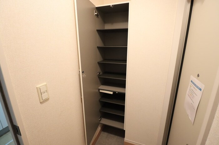 オーヴェル末広の玄関|シューズボックスです