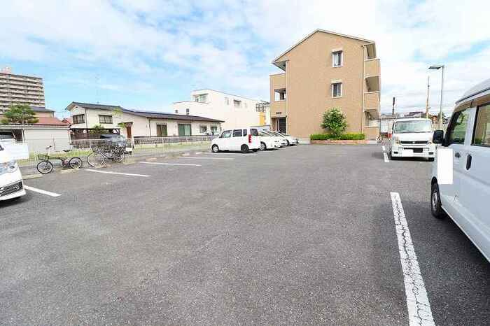 オーヴェル末広の駐車場|駐車スペースもあります