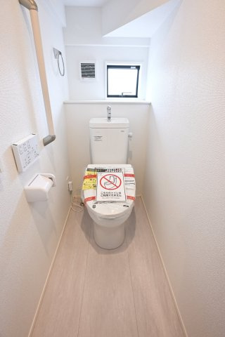 【トイレ】 | 太田市新田高尾町　タクトホーム　2号棟 | 暖房便座などがついた洗浄機能付きトイレです。