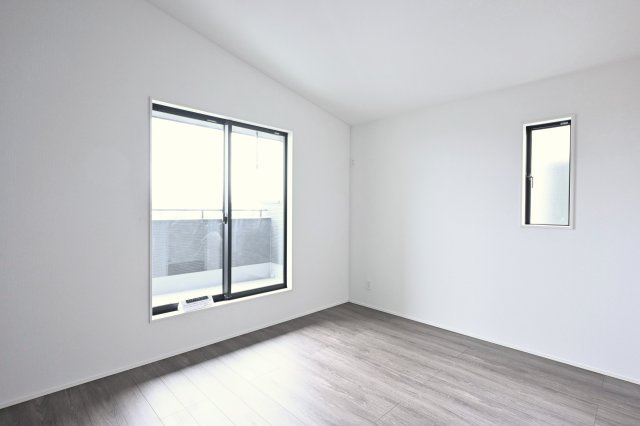 【洋室】 | 太田市新田高尾町　タクトホーム　2号棟 | 2階のベッドルームはバルコニーとつながっています。
たっぷり光が入るので気持ちよく目覚められます♪ 