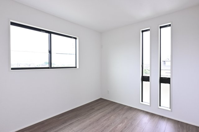 【洋室】 | 太田市新田高尾町　タクトホーム　2号棟 | 2面採光の明るい洋室は子供部屋にもピッタリです♪