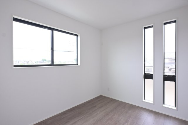 【洋室】 | 太田市新田高尾町　タクトホーム　2号棟 | 2面採光の明るい洋室は子供部屋にもピッタリです♪