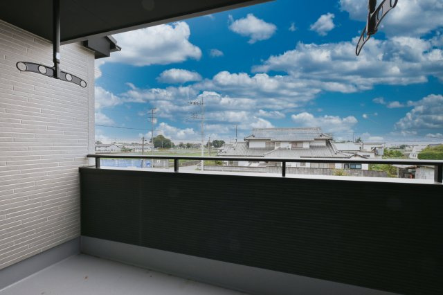 【バルコニー】 | 太田市新田高尾町　タクトホーム　2号棟 | バルコニーは屋根付きのインナーバルコニーとなっております。
洗濯物を突然の雨から守ってくれます♪