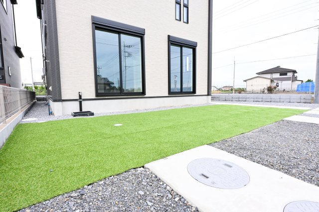 【庭】 | 太田市新田高尾町　タクトホーム　2号棟 | 人工芝でお手入れらくちん♪明るく素敵なお庭です！
