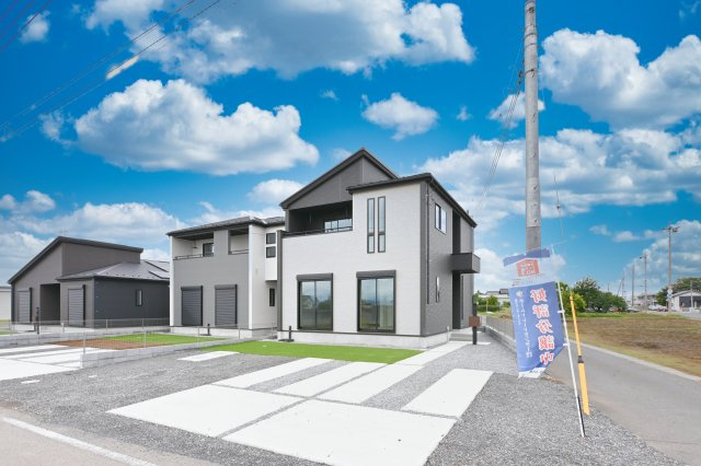 【外観】 | 太田市新田高尾町　タクトホーム　2号棟 | 広いお庭でBBQやガーデニング、夢が広がりますね♪