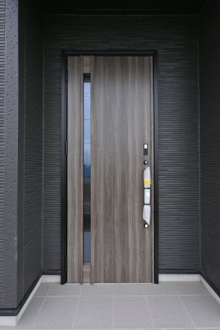 【玄関】 | 太田市新田高尾町　タクトホーム　2号棟 | 屋根付きの玄関は雨の日のぬれずに出入りすることができます！
ダブルロックドアで防犯性も◎