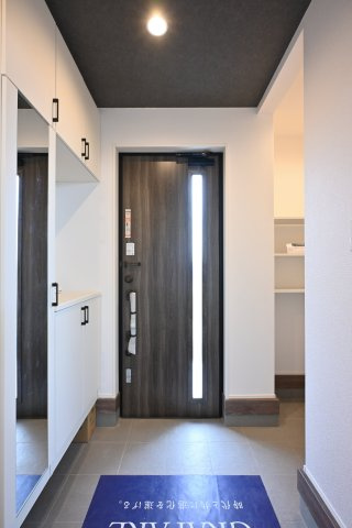 【玄関】 | 太田市新田高尾町　タクトホーム　2号棟 | 明るい玄関がお出迎えします♪