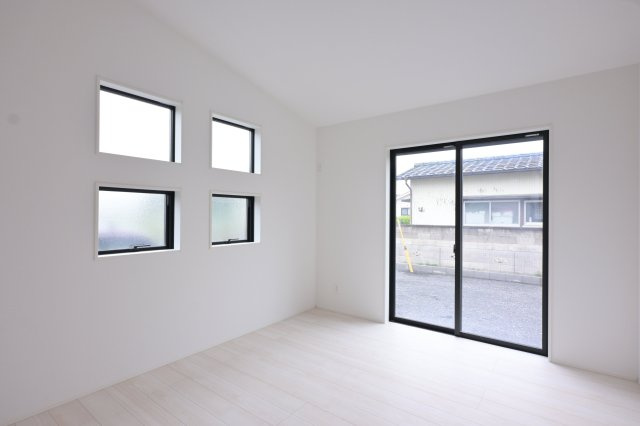 【洋室】 | 太田市高林南町　タクトホーム | デザイン性のある窓は二面採光で明るい居室です♪