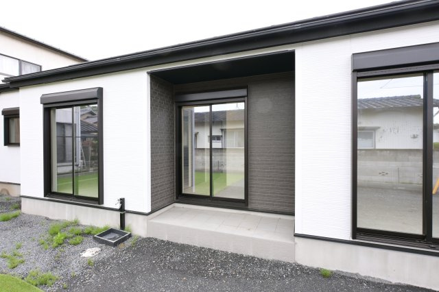 【外観】 | 太田市高林南町　タクトホーム | 屋根付きのテラスで夏場も快適にお庭遊びができます♪
