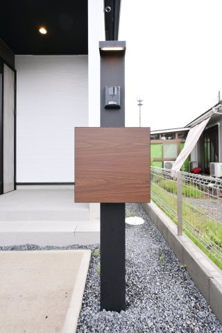 【セキュリティ】 | 太田市高林南町　タクトホーム | お洒落な木目調のポストとインターフォンが一体型になっています。