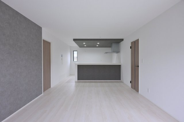 【居間・リビング】 | 太田市高林南町　タクトホーム | キッチンも落ち着いたカラーでアクセントクロスとマッチしています♪