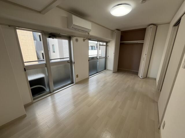 朝日向島マンションの居間・リビング