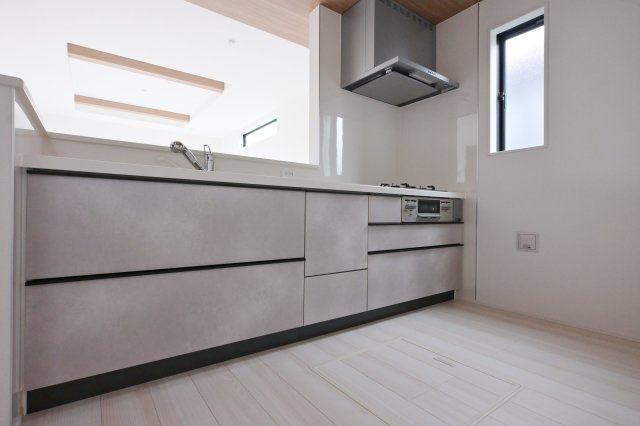 【キッチン】 | 太田市新田高尾町　タクトホーム　3号棟 | 人気の対面式キッチン。お食事の準備をしながらでもご家族とのコミュニケーションを楽しめます♪