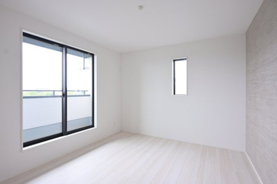 【洋室】 | 太田市新田高尾町　タクトホーム　3号棟 | 2階のベッドルームはバルコニーとつながっています。
たっぷり光が入るので気持ちよく目覚められます♪ 