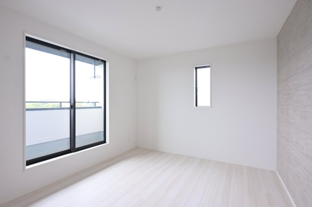 【洋室】 | 太田市新田高尾町　タクトホーム　3号棟 | 2階のベッドルームはバルコニーとつながっています。
たっぷり光が入るので気持ちよく目覚められます♪ 