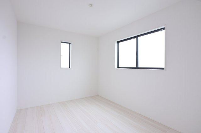 【洋室】 | 太田市新田高尾町　タクトホーム　3号棟 | 2面採光の明るい洋室は子供部屋にもピッタリです♪