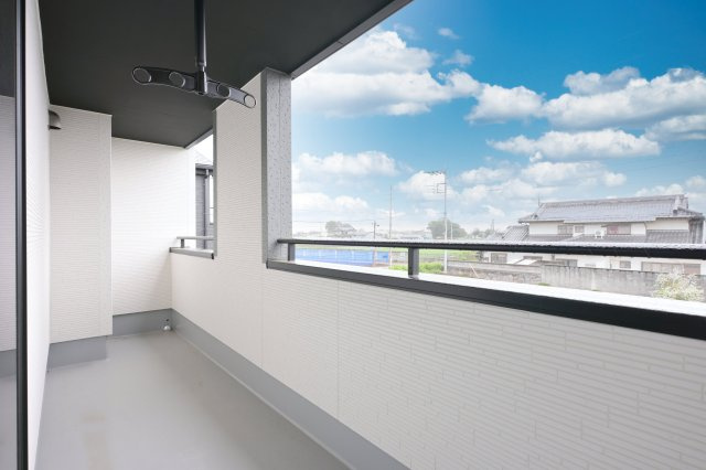 【バルコニー】 | 太田市新田高尾町　タクトホーム　3号棟 | バルコニーは屋根付きのインナーバルコニーとなっております。
洗濯物を突然の雨から守ってくれます♪