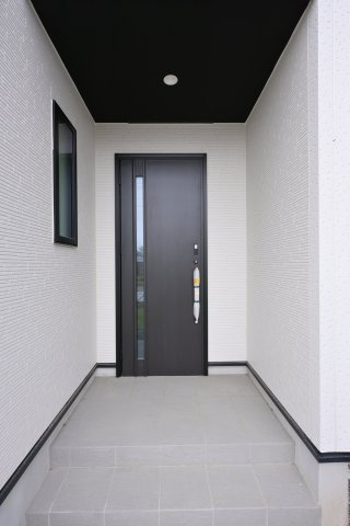 【玄関】 | 太田市新田高尾町　タクトホーム　3号棟 | 屋根付きの玄関は雨の日のぬれずに出入りすることができます！
ダブルロックドアで防犯性も◎
