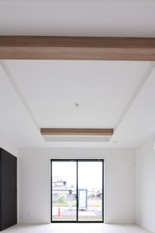 【居間・リビング】 | 太田市新田高尾町　タクトホーム　3号棟 | 見せ梁天井がが印象的なリビング。
家族団らんの時間をゆったりとお楽しみください♪