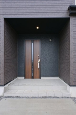 【玄関】 | 太田市新田高尾町　タクトホーム　4号棟 | 屋根付きの玄関は雨の日のぬれずに出入りすることができます！
ダブルロックドアで防犯性も◎