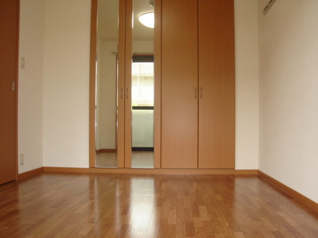 ベリーズ ガーデンの内装|洋室(姿鏡・照明器具)