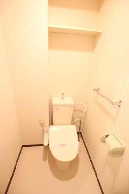 洗浄、暖房機能付きのトイレは上部に棚付きです