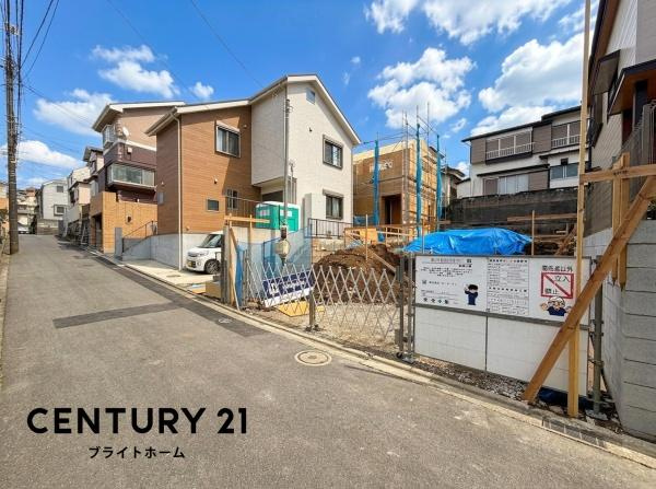 横浜市泉区白百合１丁目の新築一戸建の前面道路含む現地写真|車通りが少ない為、小さなお子様にも安心です。
是非一度、現地へ起こしください。