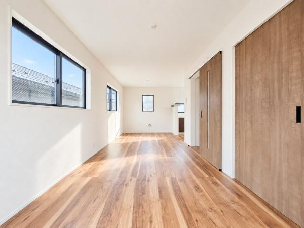 横浜市南区中里４丁目の新築一戸建の居間・リビング|窓からは明るい光が差し込みます！
電気をつけなくても明るいです。

