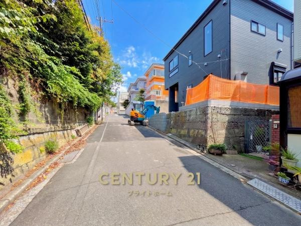 横浜市南区中里４丁目の新築一戸建の前面道路含む現地写真|陽当りの良さ、住環境を現地にてご確認下さい！
周辺環境も合わせてご案内させていただきます！