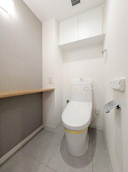サンクタス横浜二俣川のトイレ|清潔感のある内装のすっきりとしたデザインのトイレです。
水周りが綺麗だと安心ですね。
