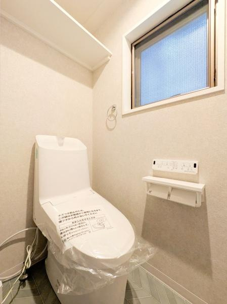 弘明寺ガーデンハウスのトイレ|清潔感のある内装のすっきりとしたデザインのトイレです。
水周りが綺麗だと安心ですね。
