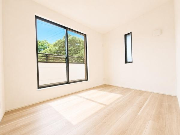 横浜市戸塚区上柏尾町の新築一戸建の洋室|広さも十分で窓からの光が嬉しい洋室です。