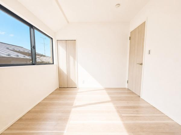 横浜市戸塚区上柏尾町の新築一戸建の洋室|落ち着きのある洋室です！
休日はこちらでおくつろぎ下さい♪