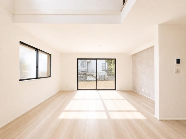 横浜市戸塚区上柏尾町の新築一戸建の居間・リビング|窓からは明るい光が差し込みます！
電気をつけなくても明るいです。
※家具等はＣＧでの参考レイアウトです。