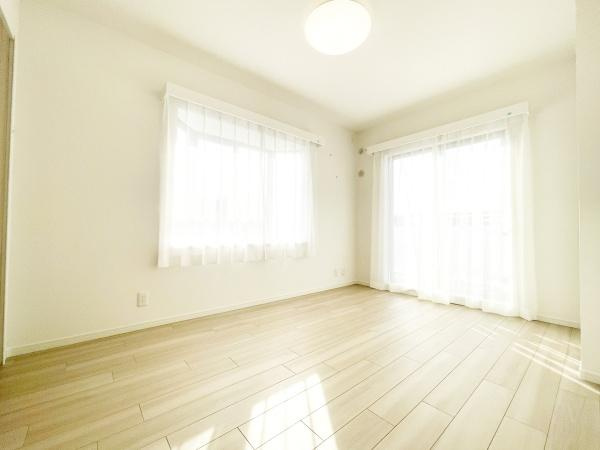 【洋室】 | シーアイマンション宮崎台 | 心地よい日差しと風が気持ちの良い居室　リッチな空気は、広々とした居室の特権です