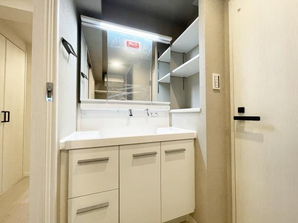 宮崎台ローザの独立洗面台|十分な大きさの洗面台は収納力大。身だしなみチェックや歯磨きなど、朝の慌ただしい時間でも余裕とゆとりを感じられます。