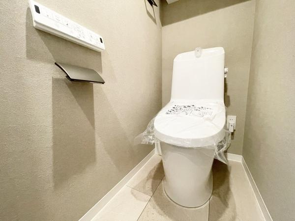 【トイレ】 | 宮崎台ローザ | すっきりとしたデザインのトイレ空間。シンプルにまとめられた室内は、掃除のしやすさにも優れています。