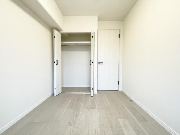 宮崎台ローザの洋室|白とナチュラルの落ち着いたカラーセレクトです