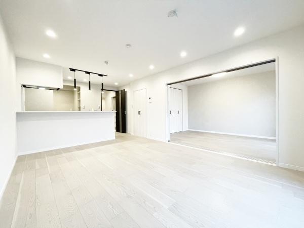 宮崎台ローザの居間・リビング|大きな窓からの日差しが気持ち良くゆっくりと寛げるリビングはご家族の笑顔があふれる空間になりそうです