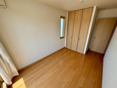 【洋室】 | ●草加市青柳6丁目・戸建● | お子様のお部屋にも最適な寝室♪
※居住中につき、生活感のある小物等は一部画像編集しております。
