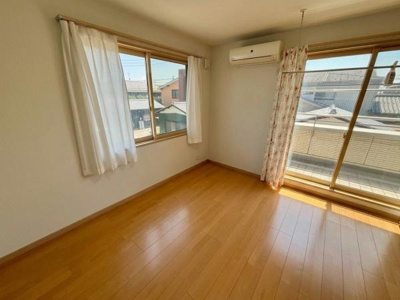 【洋室】 | ●草加市青柳6丁目・戸建● | 明るく、風通しの良い洋室です♪
※居住中につき、生活感のある小物等は一部画像編集しております。

