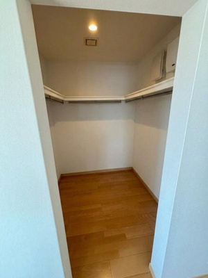 【収納】 | ●草加市青柳6丁目・戸建● | 大容量のウォークインクローゼット♪
※居住中につき、生活感のある小物等は一部画像編集しております。

